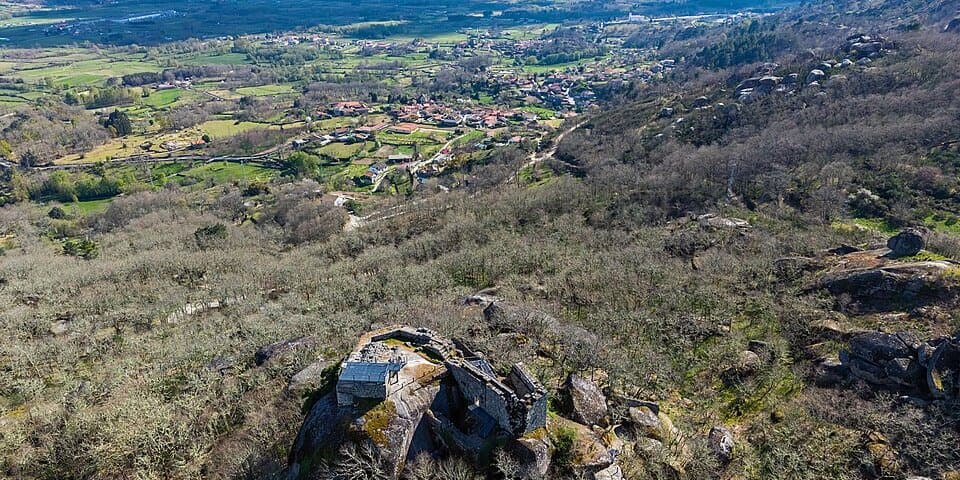 Vista aérea dos vestígios do Castelo de Pena de Aguiar sobre o afloramento granítico, em Telões, Vila Pouca de Aguiar