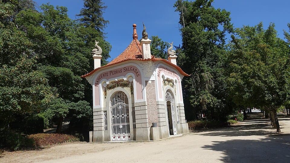 Edifício da nascente entre as árvores do parque termal de Pedras Salgadas, em Vila Pouca de Aguiar
