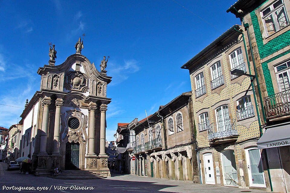 Fachada barroca e esculturas da Capela Nova, em Vila Real