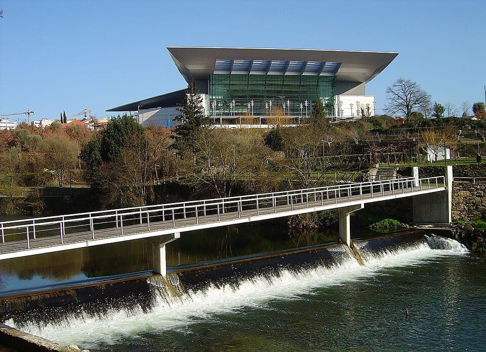 Percurso pedonal, rio e ponte no Parque Corgo, em Vila Real