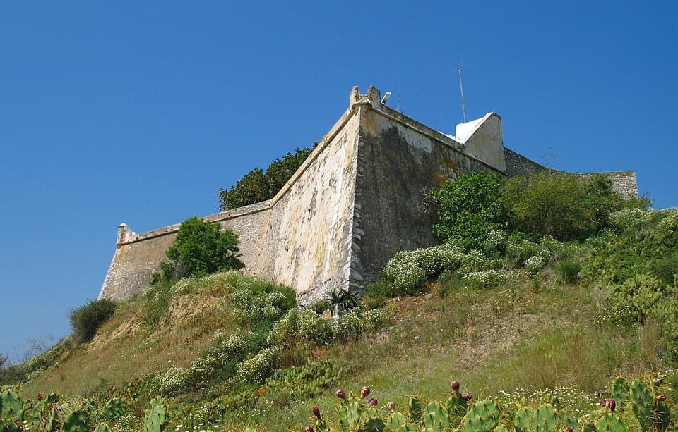 Muralhas da Fortaleza de Cacela Velha vistas da encosta