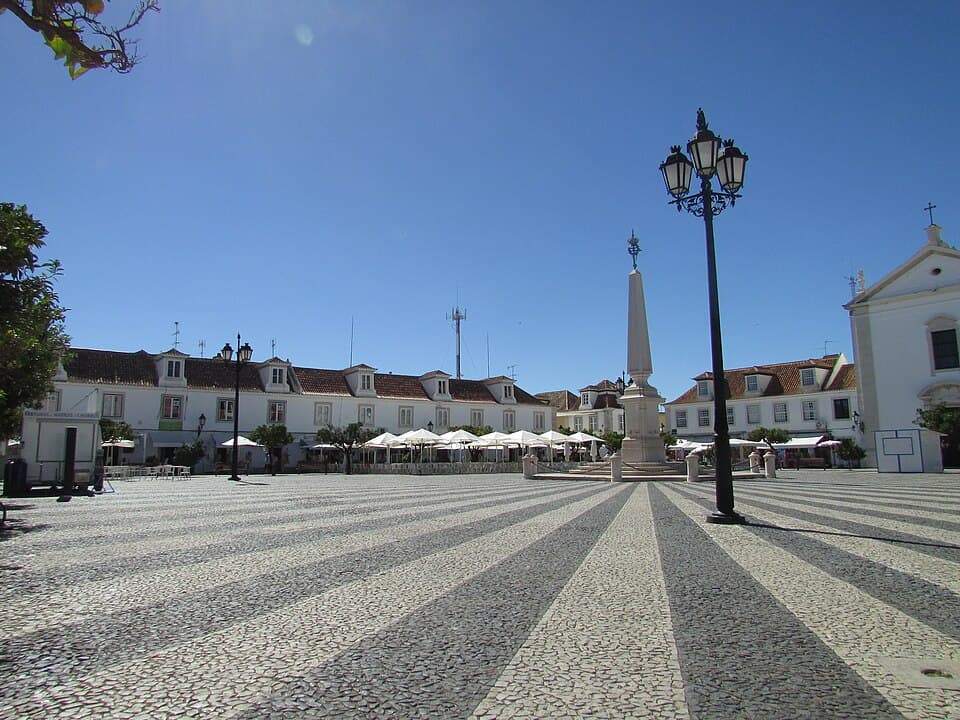 Obelisco e calçada radial da Praça Marquês de Pombal em Vila Real de Santo António