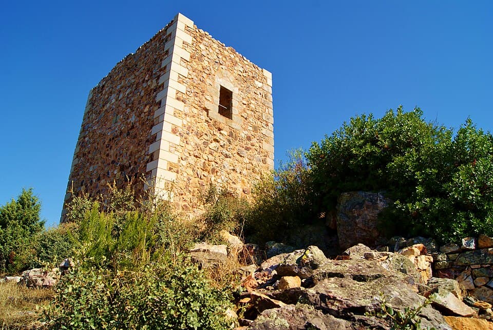 Torre de pedra do Castelo do Rei Wamba na escarpa norte das Portas de Ródão