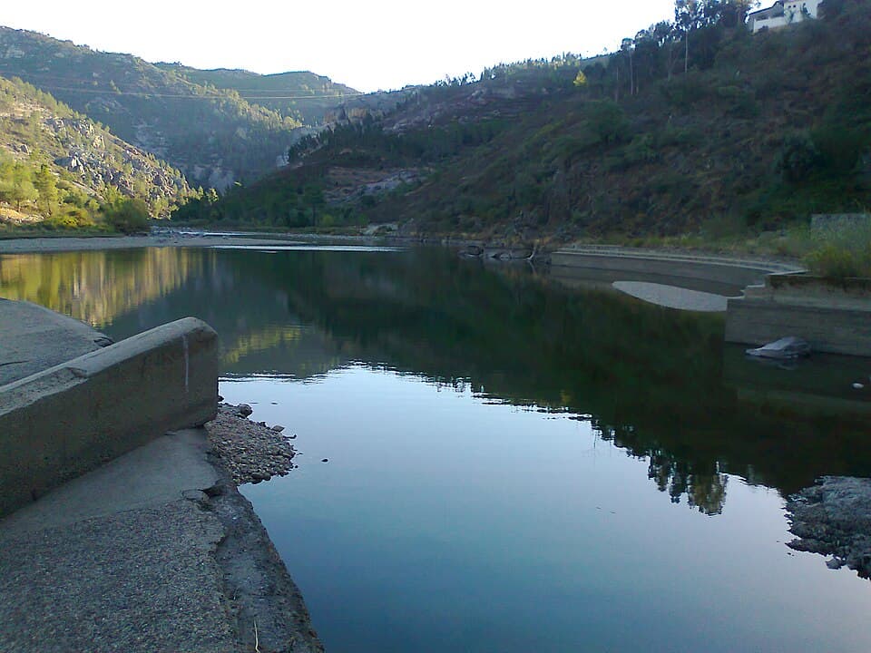 Represa e plano de água na Zona de Lazer da Foz do Cobrão