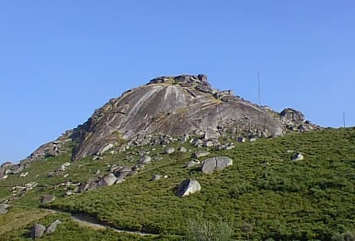 Afloramento granítico com ruínas do Castelo de Aboim da Nóbrega
