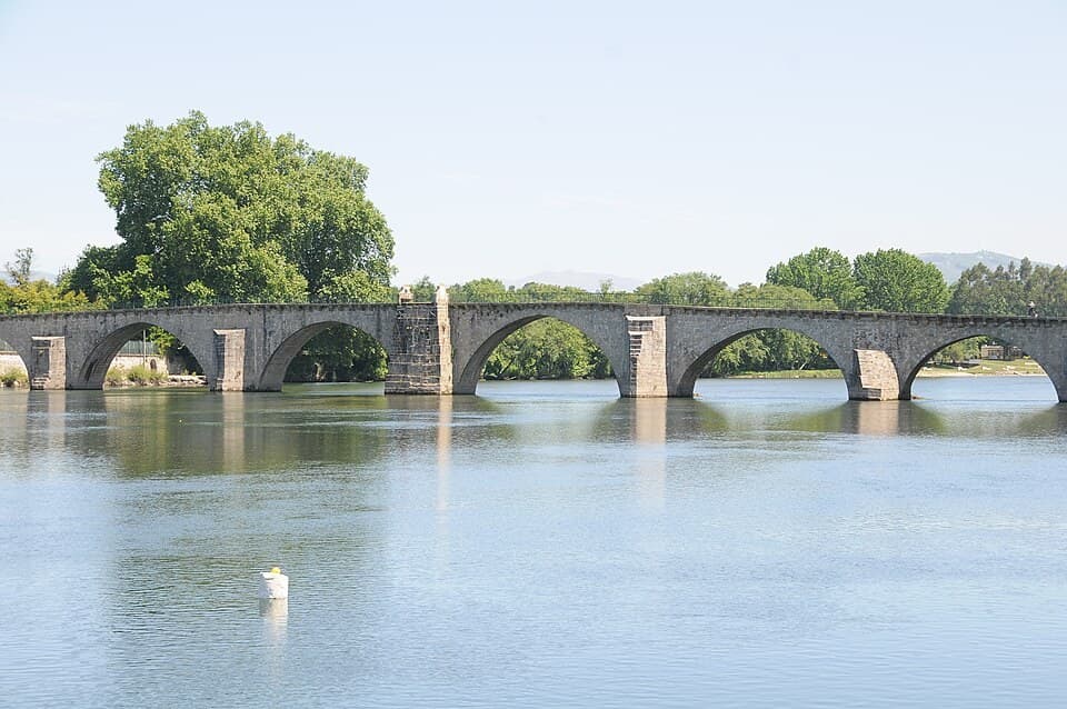 Ponte de pedra de Prado atravessando o rio Cávado, no concelho de Vila Verde