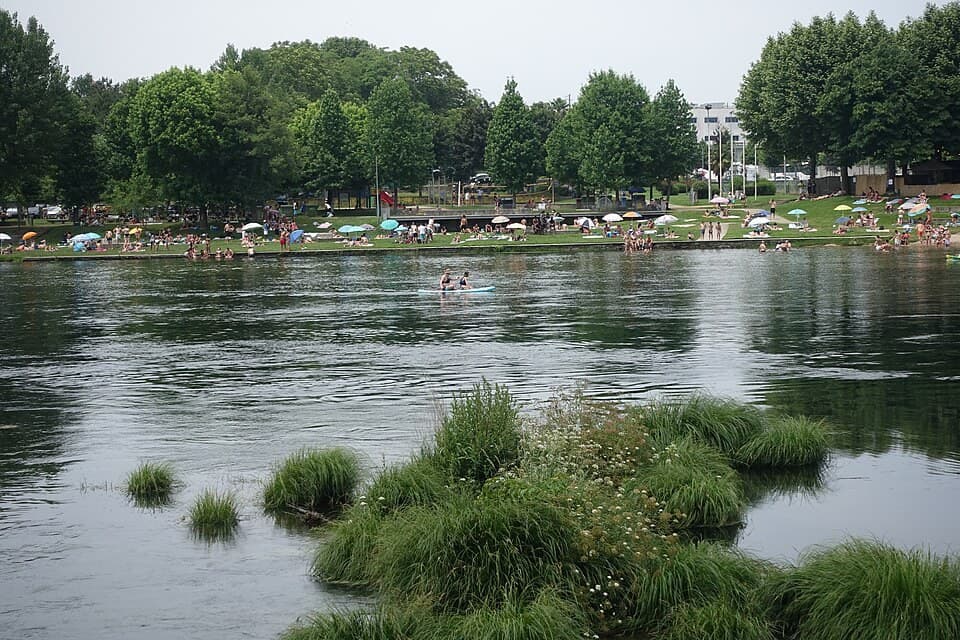Praia Fluvial do Faial e margem arborizada do rio Cávado, em Prado