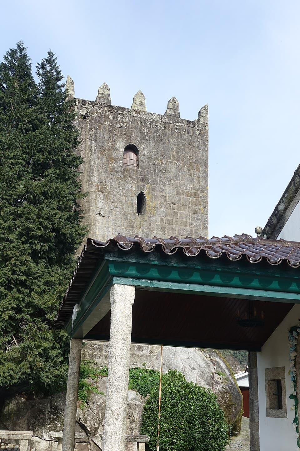 Torre medieval ameada de Penegate vista junto ao alpendre de entrada