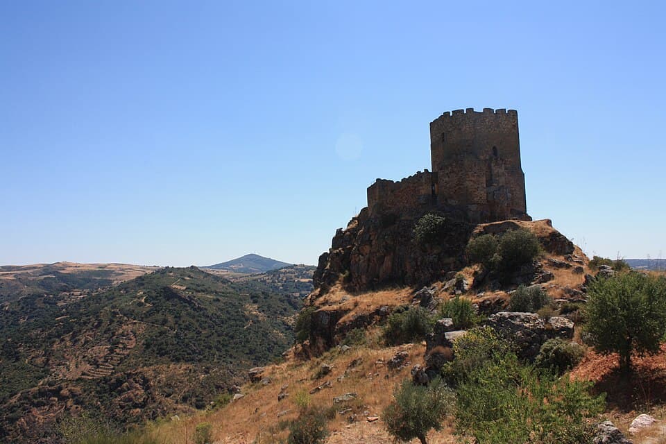Castelo de Algoso sobre o esporão rochoso e o vale transmontano