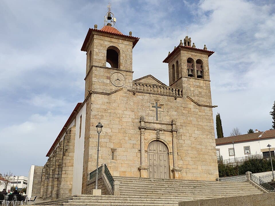 Fachada de granito e torres da Igreja de São Vicente, em Vimioso