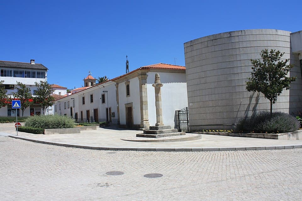 Pelourinho de pedra inteiro num largo de Vimioso