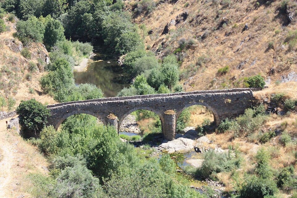 Ponte de pedra com vários arcos num vale perto de Algoso
