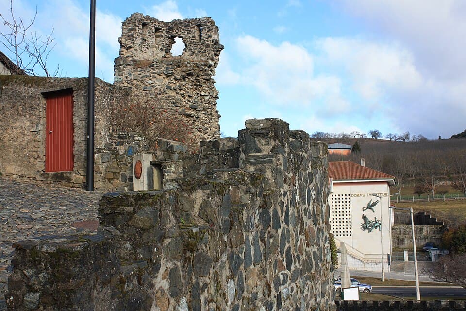 Torre em ruína e muralha de pedra do Castelo de Vinhais