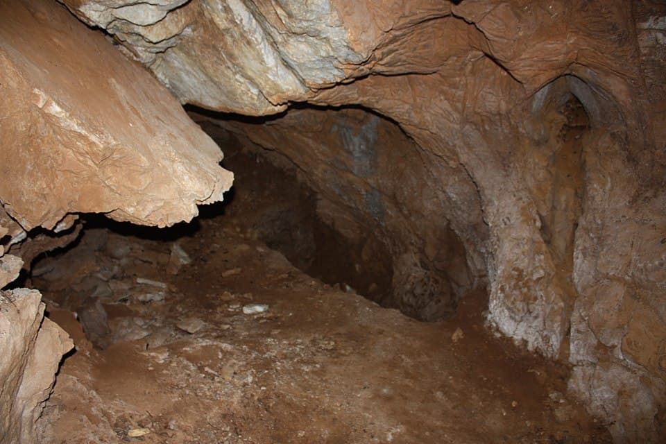 Galeria rochosa no interior da Gruta de Dine