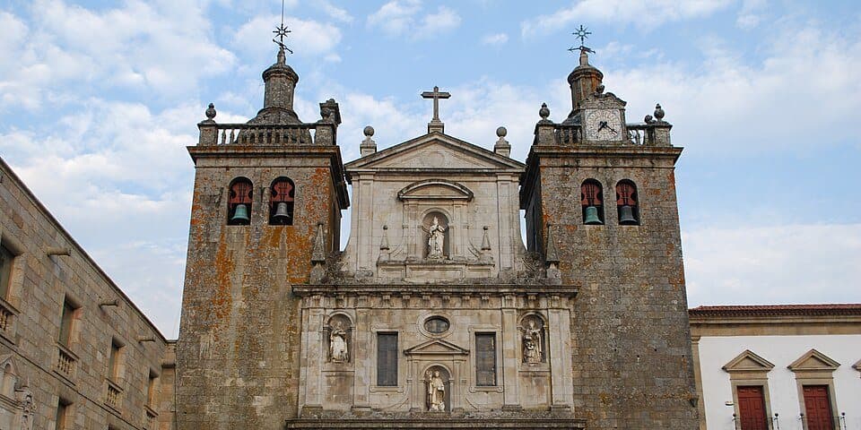 Fachada da Sé Catedral de Viseu com as duas torres