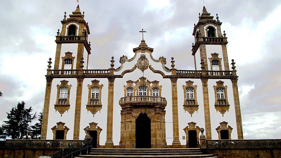 Fachada da Igreja da Misericórdia de Viseu com as duas torres