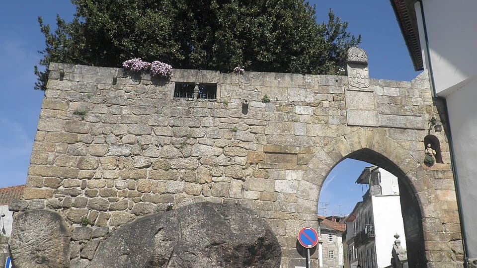Porta do Soar e muralha histórica de Viseu