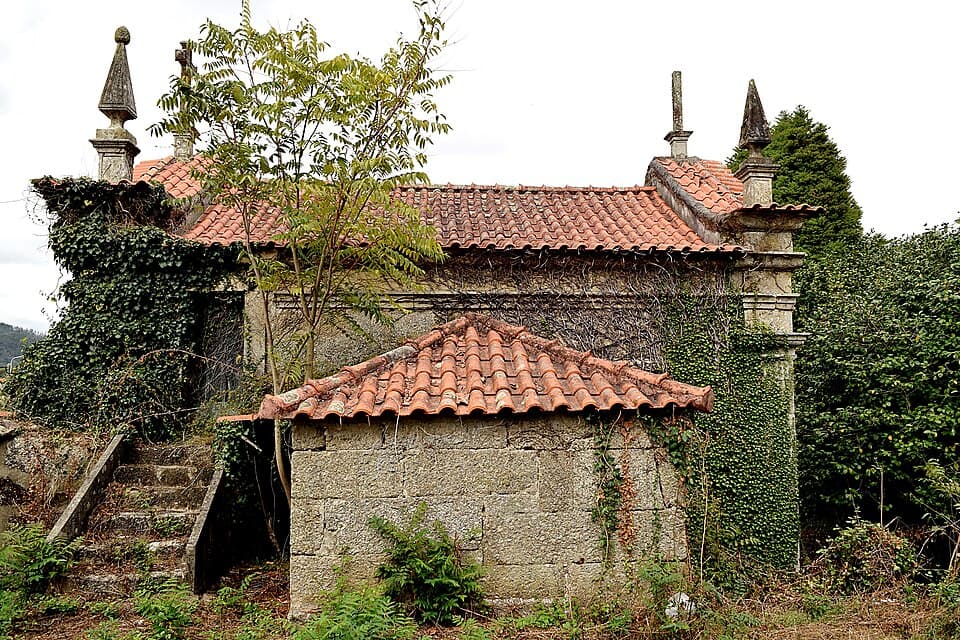 Capela de Santa Ana com cobertura de telha e pináculos de pedra