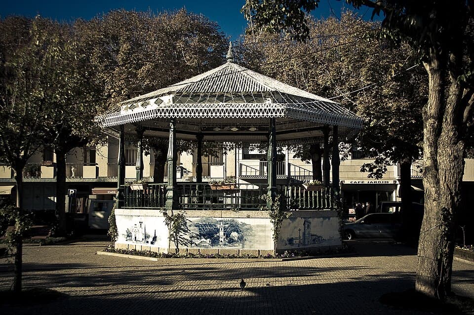 Coreto com painéis de azulejo no Jardim Manuel Faria, em Vizela