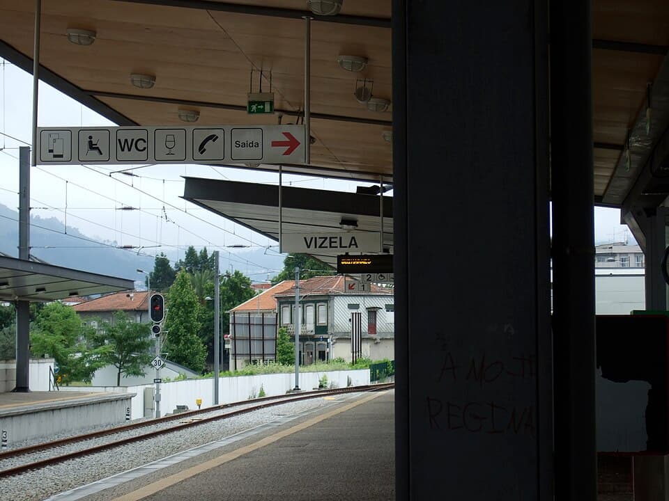 Plataformas e placa com o nome de Vizela na estação ferroviária