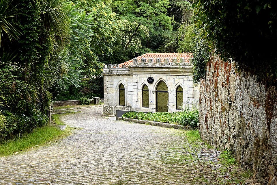 Edifício de pedra do Banho Mourisco entre o arvoredo de Vizela