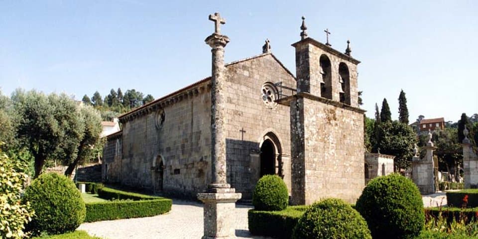 Igreja Matriz de Vouzela com torre sineira e adro