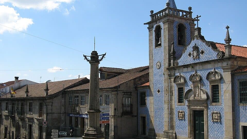 Pelourinho de Vouzela na praça junto à igreja