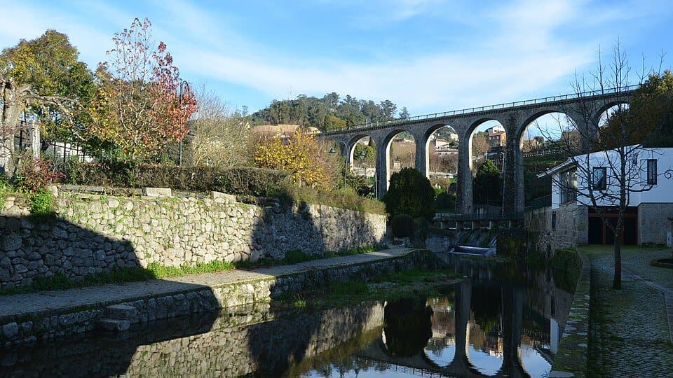 Arcos da antiga Ponte Ferroviária de Vouzela sobre o rio Zela