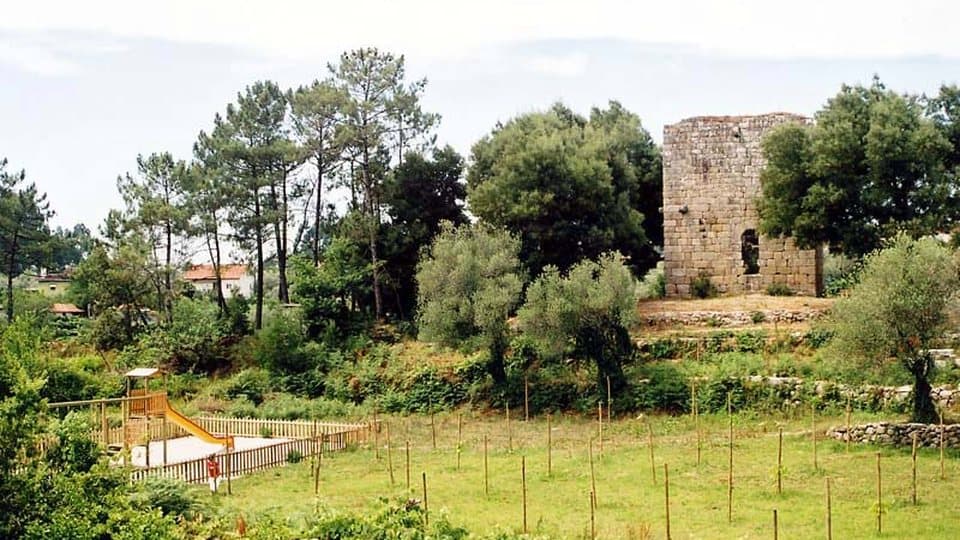 Torre de Cambra entre as árvores, em Vouzela