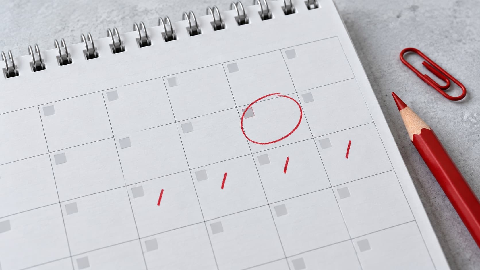Ilustração gerada de um calendário de papel sem datas legíveis e com marcações vermelhas